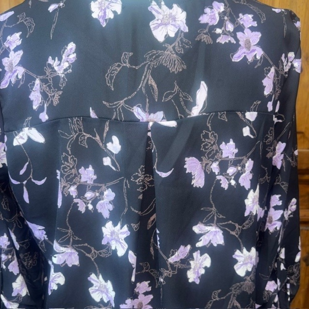 West Kei Purple Floral Surplice Blouse Black Roll Tab Sleeve V-Neck Top Medium - Picture 7 of 10